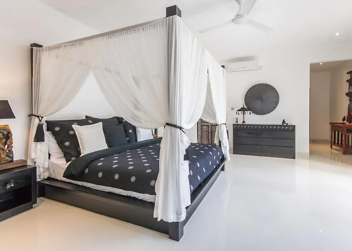 Lora Villa *