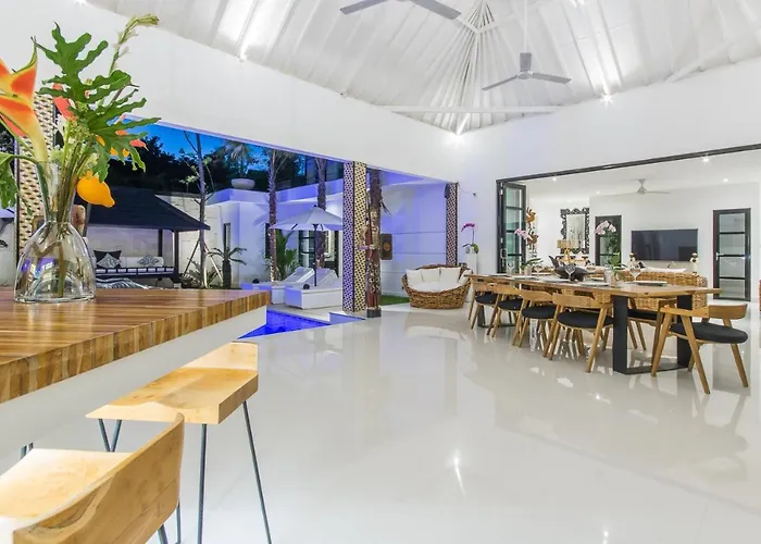 Lora Villa *