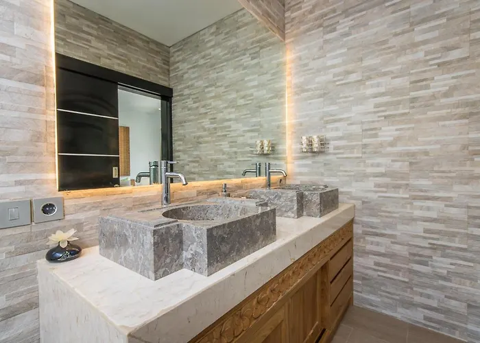 Lora Villa *