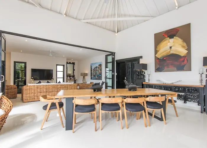 Lora Villa